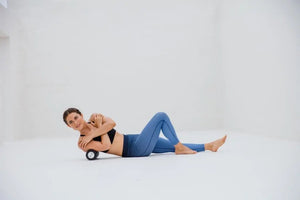 Blackroll Booster Set Slim, Vibrationsmassage Rolle, Anwendungsbeispiel Oberarm