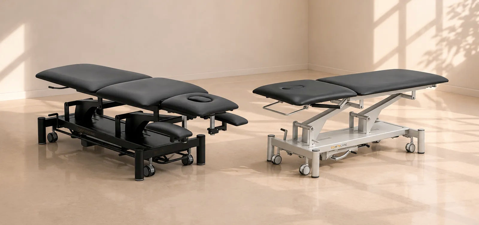 Elektrische und hydraulische Therapieliege mit schwarzer Polsterung im Vergleich