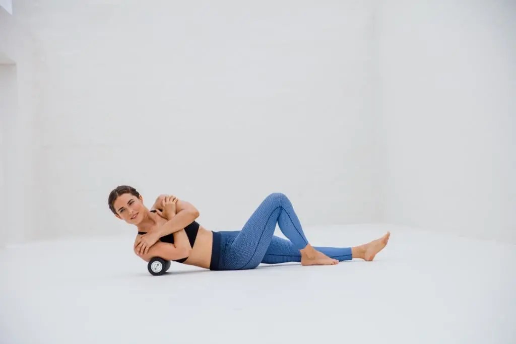 Blackroll Booster Set Slim, Vibrationsmassage Rolle, Anwendungsbeispiel Oberarm