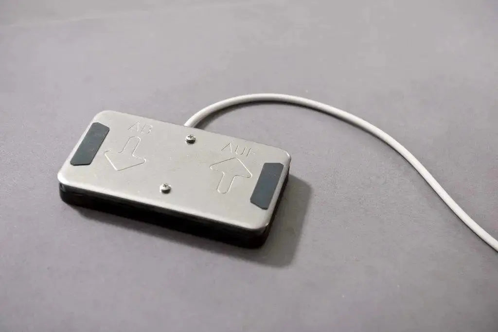 holzpraxisliege-lady mary-foot pedal