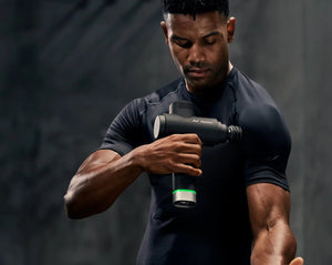 Hyperice Hypervolt 2 Pro, Vibrationsmassagegerät, Anwendung an der Schulter