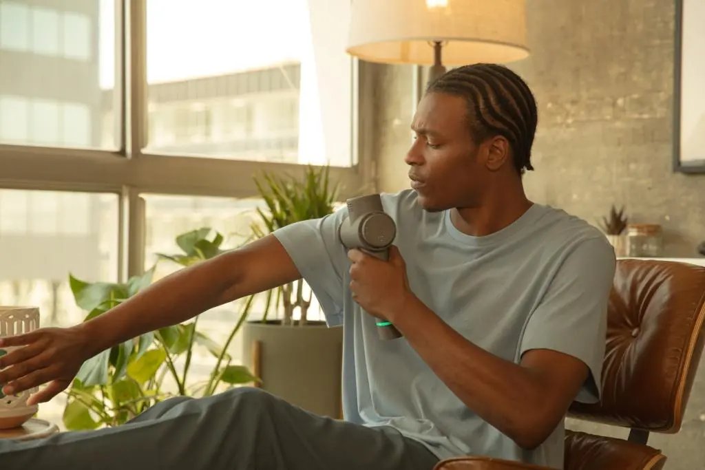 Hyperice Hypervolt 2 Vibrationsmassagetool, Anwendung am Oberarm