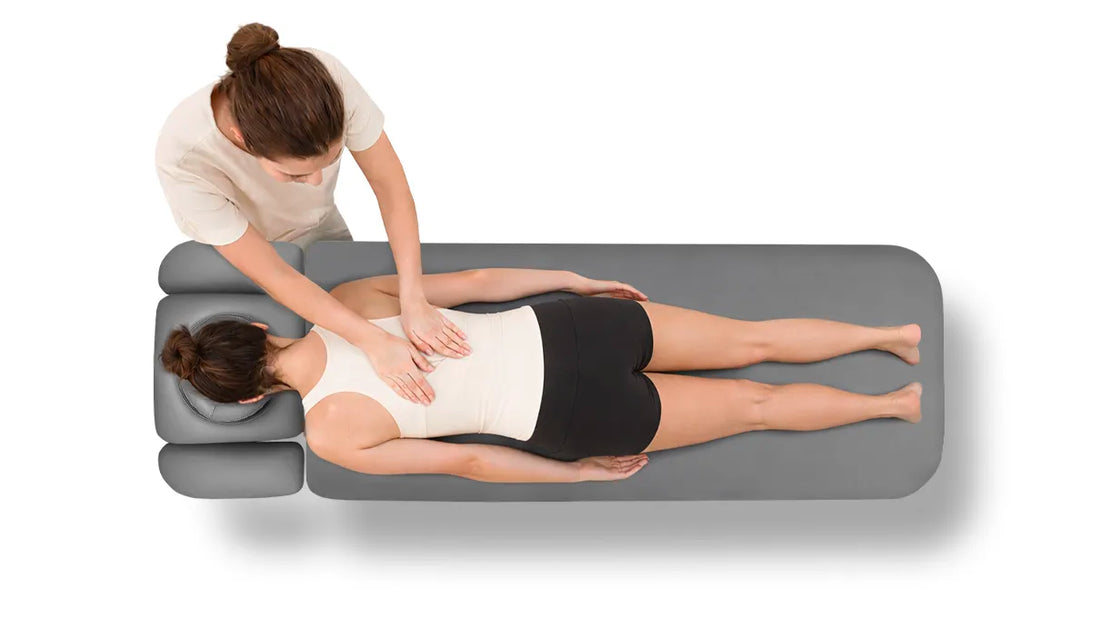 liegenbreite-therapieliege-therapeut-am-patienten.webp__PID:5b8bcfde-cff1-4889-bc3c-be69895cb8b1