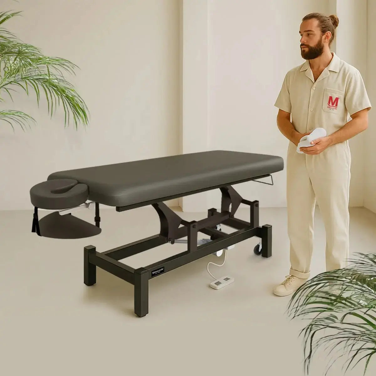 Massageliege elektrisch, Massunda Basis, Farbe dunkelgrau, Ambiente mit Modell