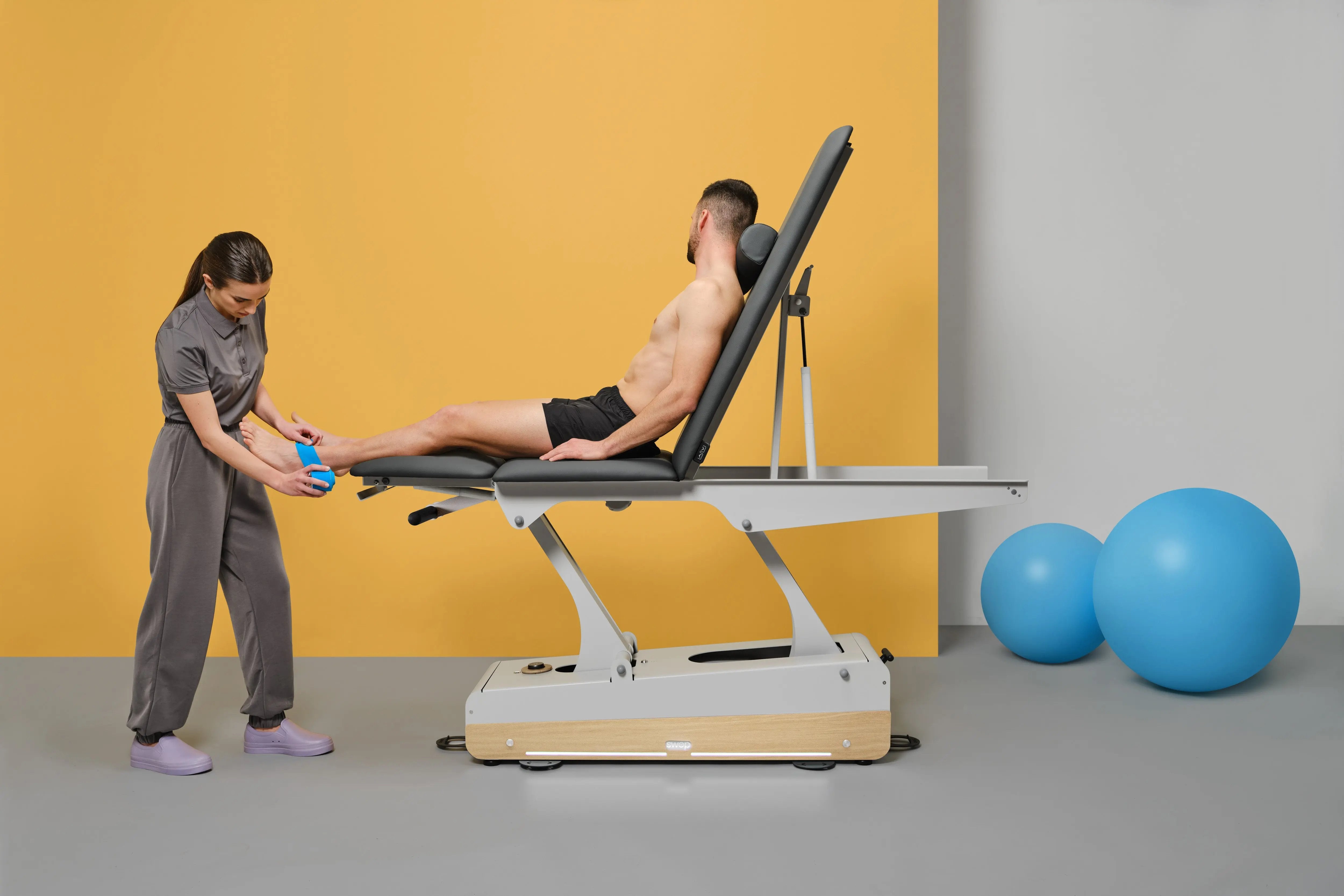 Naggura Swop 3 Pro Physio, elektrische Therapieliege, Ambiente Sitzpsoition