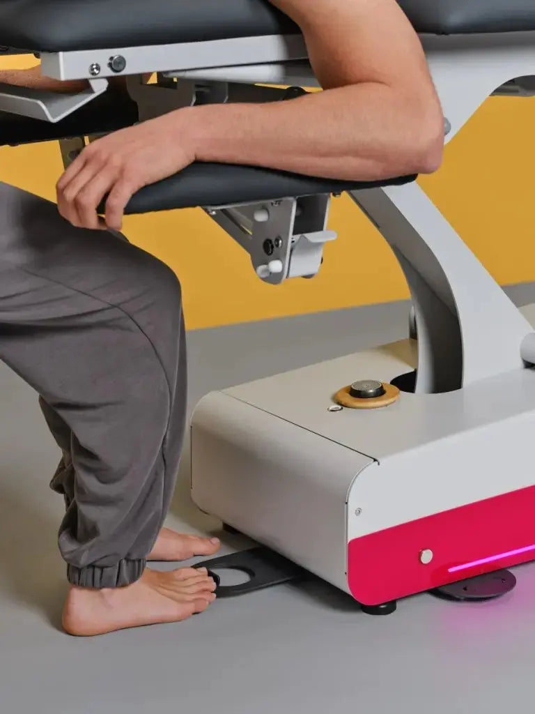 Naggura Swop 5 Physio, elektrische Therapieliege, Armlehne Detail