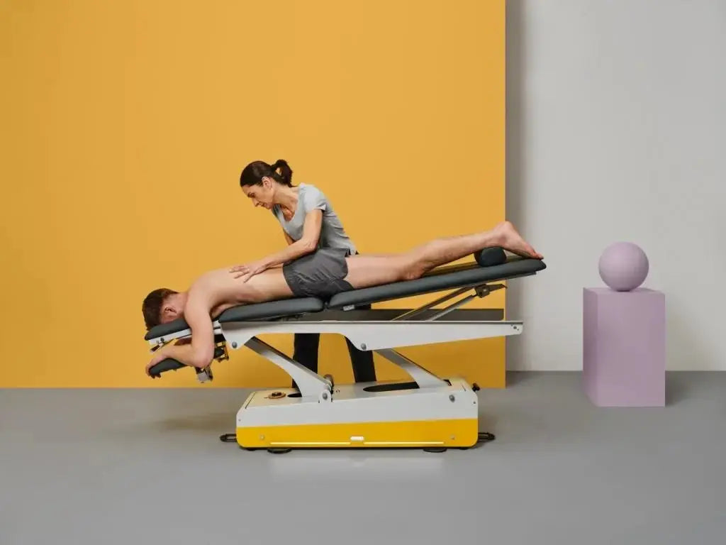 Naggura Swop 5 Physio, elektrische Therapieliege, Seitenansicht Trendelenburg Ambiente