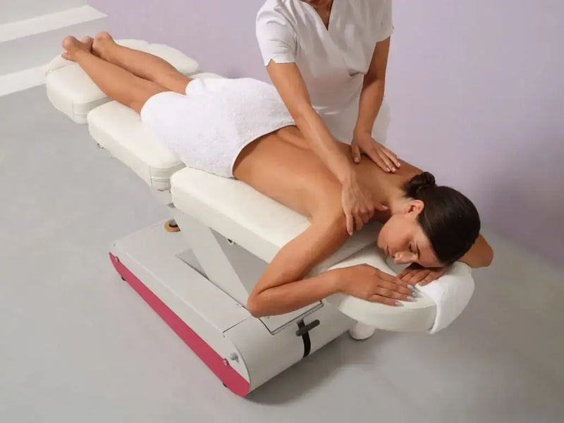 Naggura Swop B4 Pro Beauty Kosmetikliege, Seitenansicht mit Klient Rueckenbehandlung