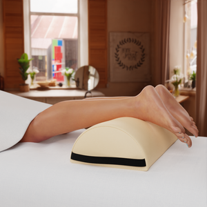 Zen Massage Ware, große Halbrolle Lagerungskissen, Farbe beige, Nutzungsszenario Füße